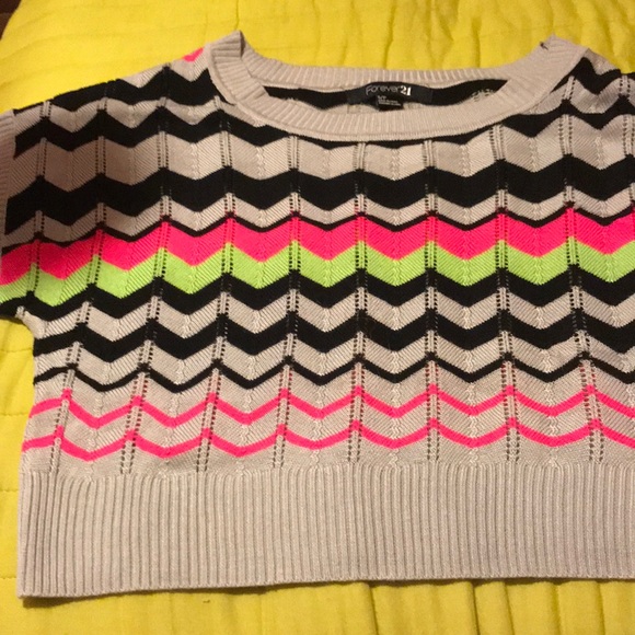 Colorful Short Sleeve sweater - Picture 2 of 3